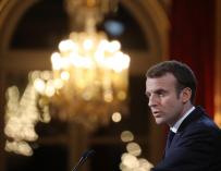 El presidente francés, Emmanuel Macron, pronuncia el discurso de felicitación de Año Nuevo hoy, miércoles 3 de enero de 2018, en el Palacio del Eliseo, en París (Francia). EFE/Ludovic Marin