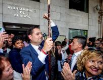 El candidato socialista Daniel de la Rosa, ha sido proclamado este sábado alcalde de Burgos, gracias a que los dos concejales de Vox en el Ayuntamiento han votado a su propia candidatura por sorpresa y en contra de las directrices de los órganos nacionale
