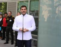 Fotografía de Casillas al salir del hospital.