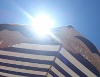 Sol, ola de calor, verano, cáncer de piel, parasol, playa, turismo, vacaciones