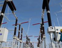 La CNMC y el Gobierno se reparten peajes y cargos en el sistema eléctrico.