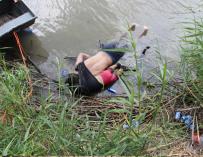 Fotografía a los cuerpos sin vida de un presunto migrante y su bebé a una orilla del Río Bravo en Matamoros, frontera con EE.UU., en el estado de Tamaulipas (México). Autoridades de Protección Civil y de la Policía de México hallaron este lunes los cuerpo