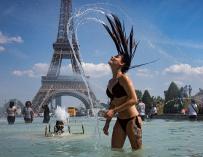 Una mujer se baña frente a la Torre Eiffel