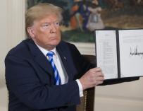 Donald Trump sostiene un memorándum de seguridad nacional sobre Irán que acaba de firmar