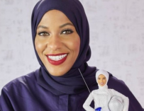 Fotografía de la primera muñeca Barbie con hijab.
