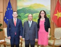 El primer ministro Nguyen Xuan Phuc, la comisaria de Comercio de la UE Cecilia Malmström y el ministro rumano de Negocios, Ștefan-Radu Oprea en Hanói el 30 de junio de 2019. /Foto: VGP