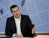 El primer ministro griego, Alexis Tsipras, en una entrevista en la cadena televisiva helena Open TV (EFE/Andrea Bonetti)
