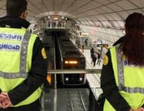 Fotografía vigilantes seguridad en el Metro / EFE