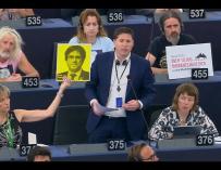 El eurodiputado irlandés Matt Carthy interviene reivindicando a Puigdemont mientras Martina Anderson sujeta un cartel con su cara.