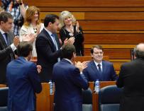 El candidato del PP a presidir Castilla y León, Alfonso Fernández Mañueco, aplaudido por sus diputados