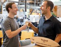 Javier Oliván junto a Zuckerberg