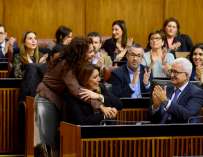 Fotografía María Jesús Montero abraza a Susana Díaz / Parlamento de Andalucía