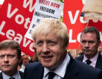 Boris Johnson, entre manifestantes proBrexit