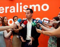 El líder de Ciudadanos en la Comunidad de Madrid, Ignacio Aguado, atiende a los medios de comunicación este domingo en la sede del partido. EFE/Emilio Naranjo