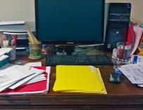 Fotografía de un escritorio desordenado.