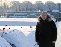 El presidente ruso, Vladimir Putin, asiste en San Petersburgo a la ceremonia para conmemorar a las víctimas del asedio, en el 75 aniversario de la liberación de Leningrado. (EFE/EPA/MIKHAIL KLIMENTYEV/SPUTNIK/KREMLIN)