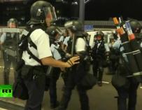 La policía entra en el aeropuerto para desalojar a los manifestantes. /RT