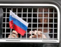 Un hombre es detenido durante una manifestación para liberar al periodista Ivan Golunov