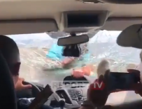 Un instante del vídeo en el que un albanés ataca a turistas españoles