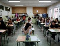 En Madrid, varias profesoras momentos antes de examinarse para optar a una de las 30.562 plazas de funcionarios docentes. /EFE