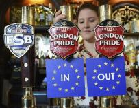 Barra de un bar en Londres con las dos opciones del referéndum Brexit. /Efe