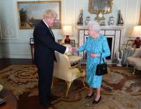 Boris Johnson es investido por Isabel II