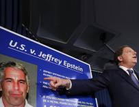 Epstein pasó horas a solas con una mujer desconocida antes de aparecer muerto en la celda