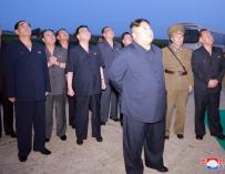 Kim Jong-un supervisa el lanzamiento de misiles sobre el mar de Japón. / EFE / KCNA