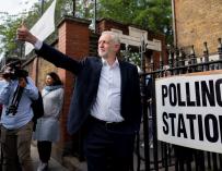 Jeremy Corbyn, a la salida de un colegio electoral este jueves