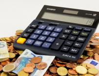 Fotografía de una calculadora para ahorrar dinero.