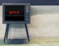 Televisión 'retro' con el logo de Netflix en la pantalla