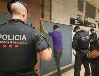 Agentes de los Mossos durante una detención en Barcelona. / Europa Press