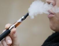 La patronal defiende un regulación nueva para el cigarrillo electrónico, desvinculada del tabaco y la farmacia