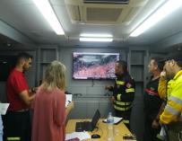 Efectivos de la UME y Bomberos trabajan para extinguir el incendio. / GVA 112CV