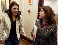 Adriana Lastra y Irene Montero conversan en el Congreso de los Diputados