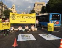 Varios activistas de Greenpeace han cortado el acceso a Madrid Central. / Greenpeace