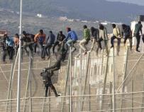 La CE pide "aclaraciones" a España por un incidente en la valla de Melilla