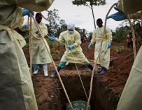 Entierro de una víctima de ébola en el Congo