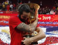 Ricky Rubio abraza la copa de campeones del mundo. / EFE