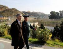 El ministro del Interior, Fernando Grande-Marlaska (i), durante la visita que ha realizado este sábado al puesto fronterizo de El Tarajal y el perímetro fronterizo de Ceuta. EFE/Reduan