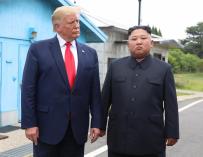 El presidente de los Estados Unidos, Donald J. Trump (L), con el líder norcoreano, Kim Jong-un, en la Zona Desmilitarizada. /EFE