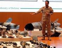 El portavoz de Defensa saudí muestra restos de los drones y misiles utilizados en el ataque. / EFE