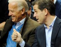 Joe Biden (i), y a su hijo Hunter Biden (d). / EFE