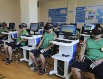 Jóvenes en rehabilitación por drogas con gafas VR