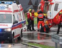 Los rescatistas trasladan a uno de los heridos por el rayo. /Tvn24.pl