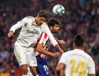 Diego Costa y Varane luchan por un balón. / EFE