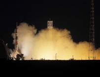 Rusia lanza ahora al espacio la nave tripulada Soyuz MS-15. /EFE