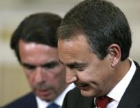 José Luis Rodríguez Zapatero, en primer término, junto a José María Aznar.