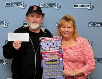 Fotografía de Kevin y Janet, ganadores de la lotería por tercera vez.