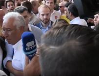 Costa cierra la campaña en Portugal discutiendo con un anciano. /L.I.